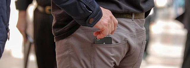 Imagen del robo de un smartphone Fuente: www.ideal.es